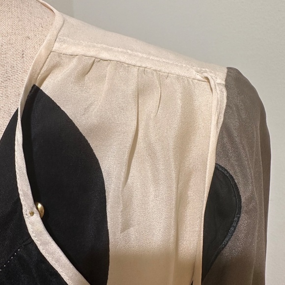 Diane von Furstenberg (DVF) 100% Silk Blouse in Taupe, Black, and Cream - Size 4 - Picture 5 of 7